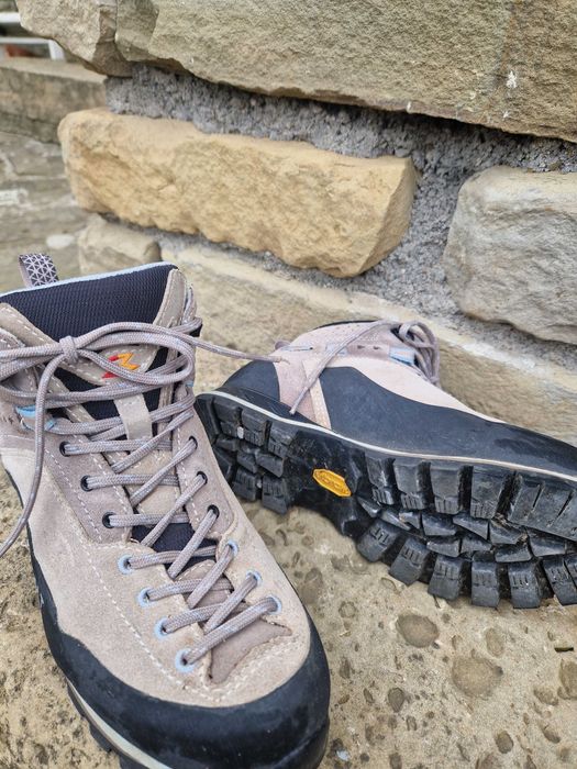 Дамски туристически обувки Garmont, 39 номер, обувани 5 - 6 пъти