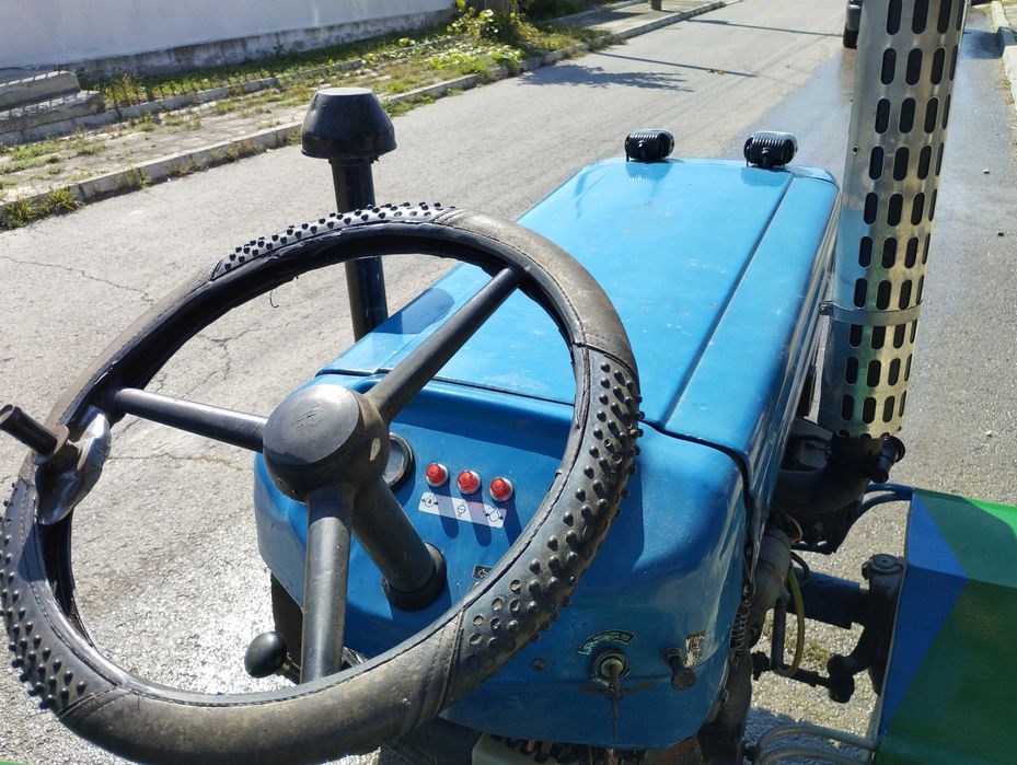 Трактор със оборудване и резервни части