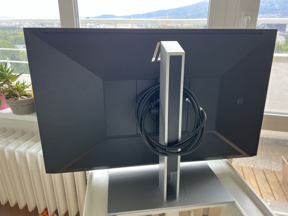 2 Монитора HP E-Series E27q и Dell Universal Dock D6000