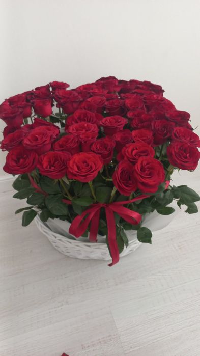 Продаю розы с корзиной