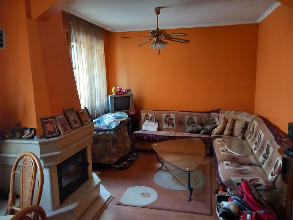 Двуетажна къща в гр.Троян