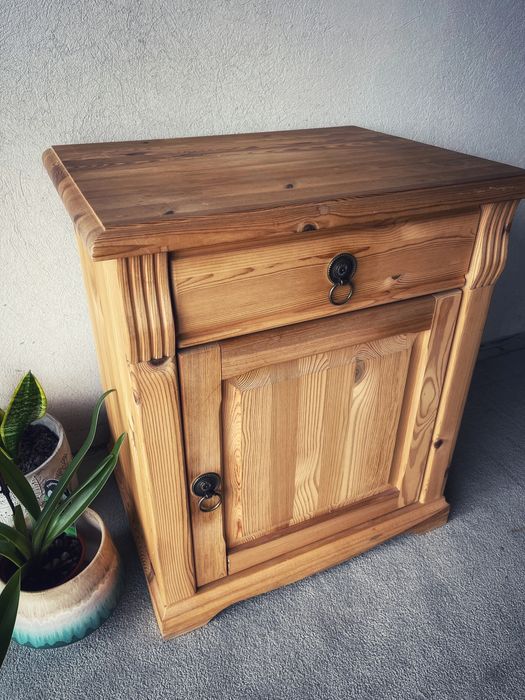 Дървено нощно шкафче