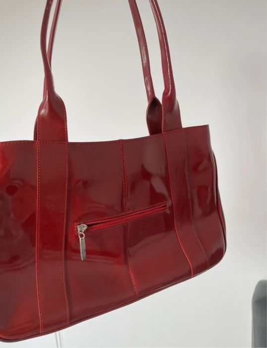 Geantă lucioasă rosie de piele