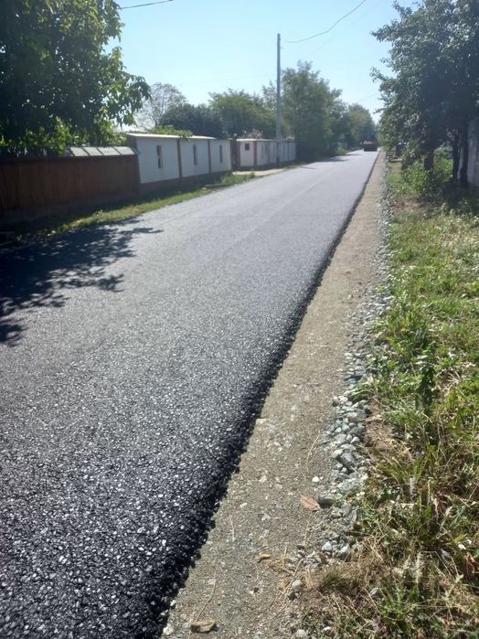 Casă bătrânească, locuibilă cu puțină gospodărire.