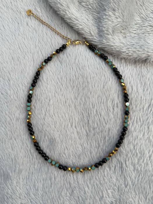 Ръчно изработени колиета от естествени камъни, перли и стомана