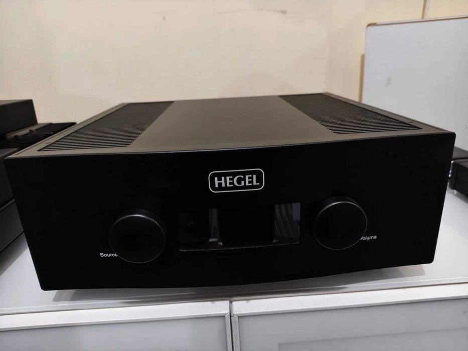 Интегриран усилвател Hegel H600 в ментова кутия