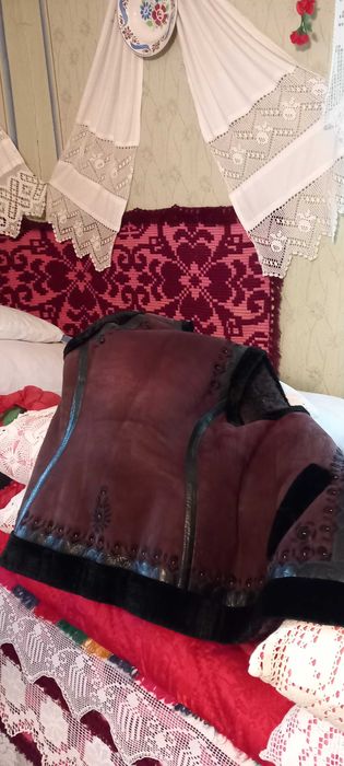 Vând vestă blană țărănească  veche de colecție - 550 lei