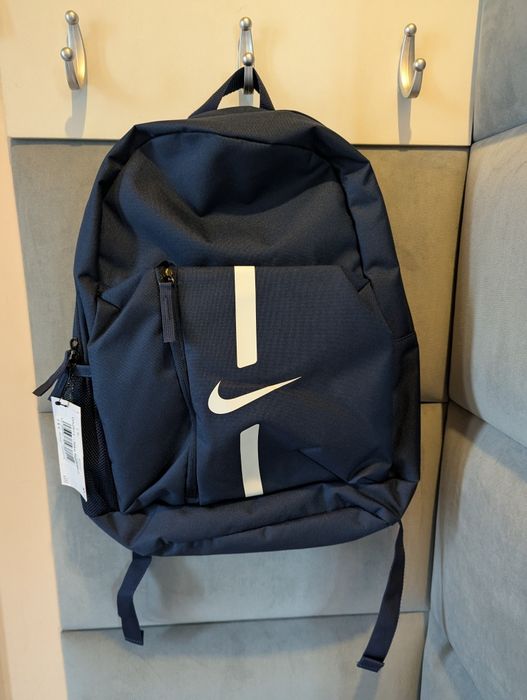 Нова раница Nike