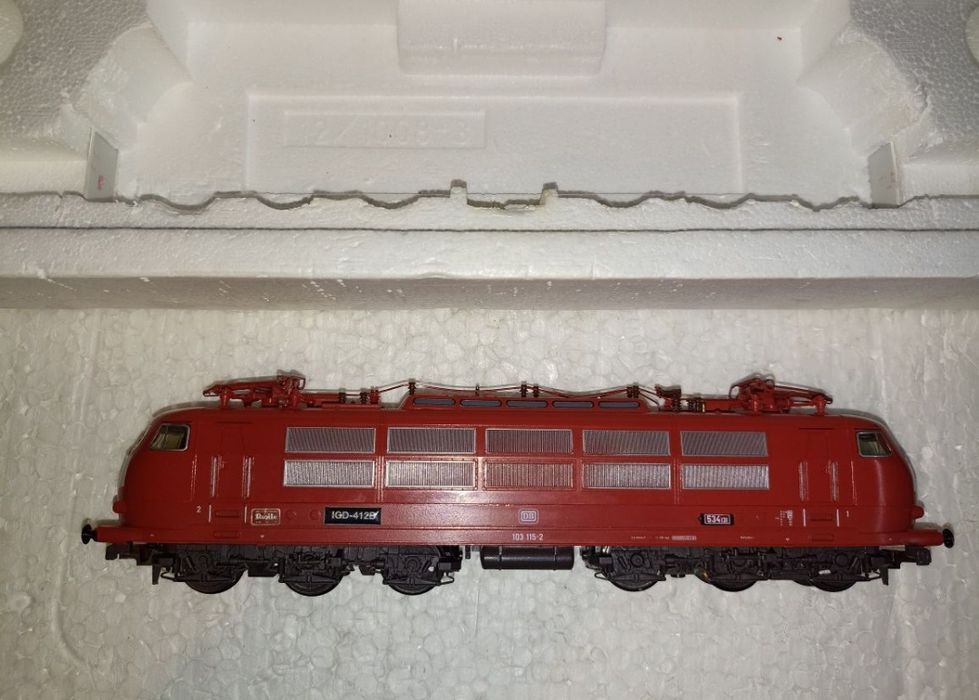 Locomotiva digitala cu sunete fleischmann 

Specificatii:
- sasiu din