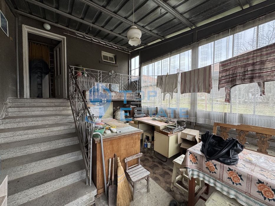 Двуетажна тухлена къща с гараж в с. Константин, област Велико Търново