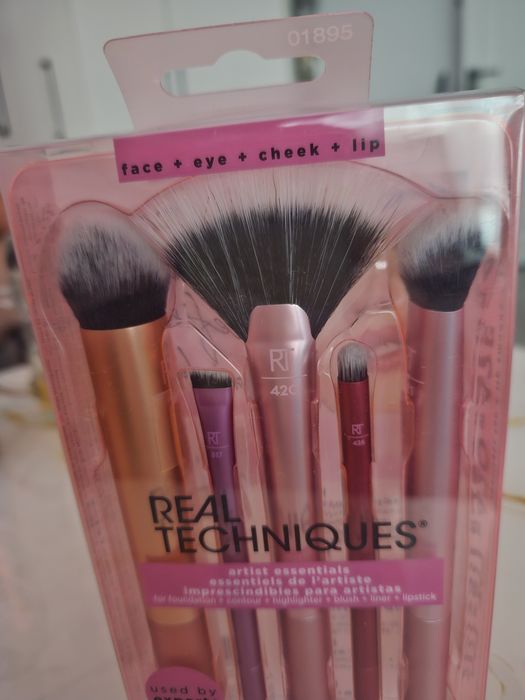 Pensule și bureți de Make-up Real Techniques