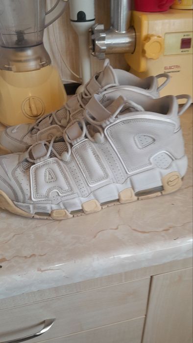 Фирменные приводные кроссовки