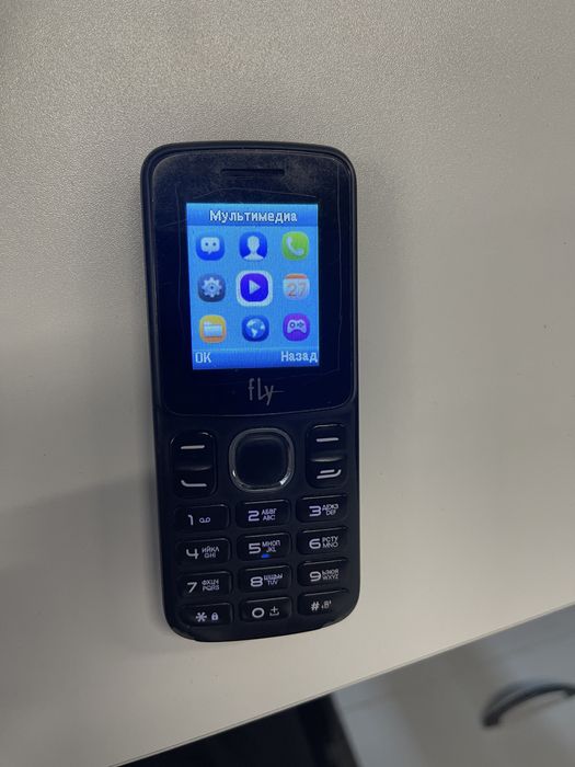 Продается простой кнопочный телефон