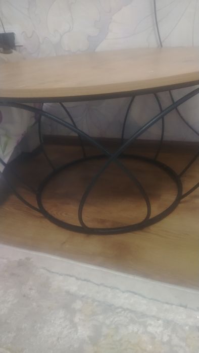 Stol. Sotiladi dumaloq loft uslubida holati ideal aybi yoq.