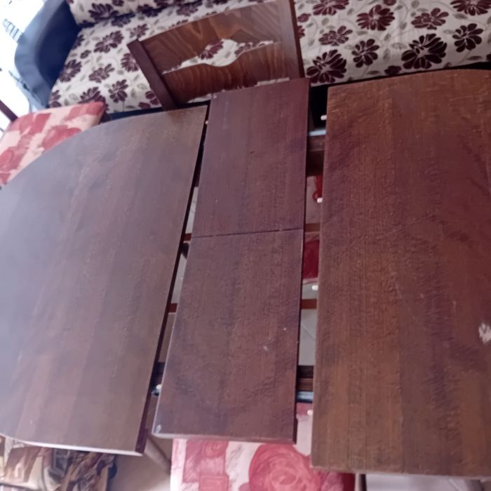 Продавам кухненска разтегателна маса и столове.