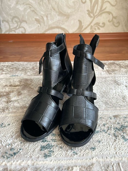 Босоножки черные