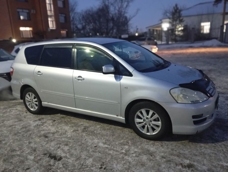 Автомобиль Тойота Ипсум