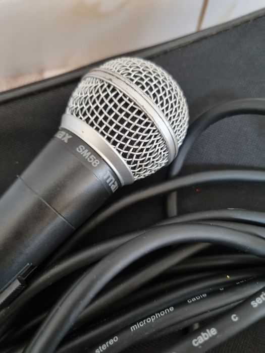 Vând Mixer Behringer 1202fx ca nou plus accesorii