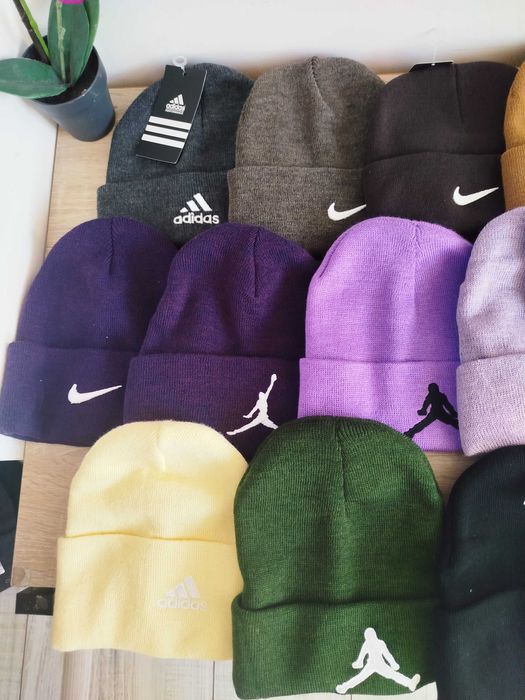 Căciuli dama/bărbat diferite culori preț pe bucata