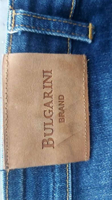 Blugi noi fără etichetă