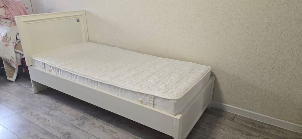 Продам две односпальные кровати с матрасами