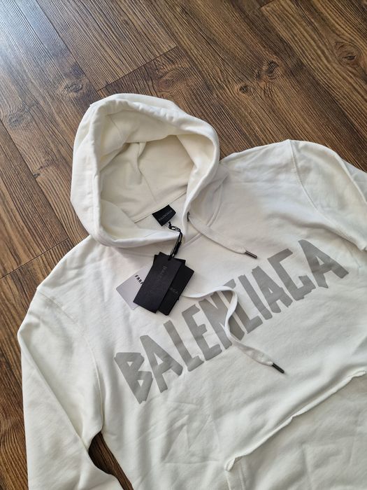 Страхотен мъжки суитчър BALENCIAGA размер M L XL 2XL 3XL 



Страхот