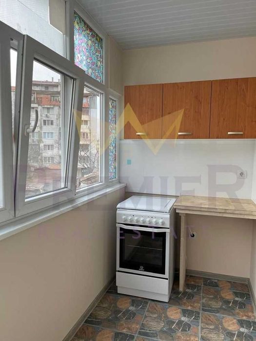 Двустаен апартамент, Автогара