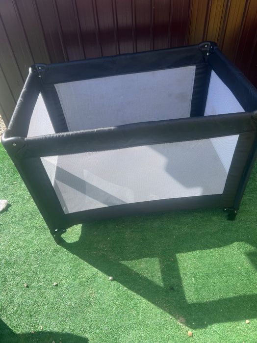 Pătuț bebeluși pliabil.Potrivit de la naștere până la aproximativ 15 kg.Dimensiuni asamblate Î70 x L99 x A70 cm Dimensiuni pliat Î70 x L20 x A20 cm