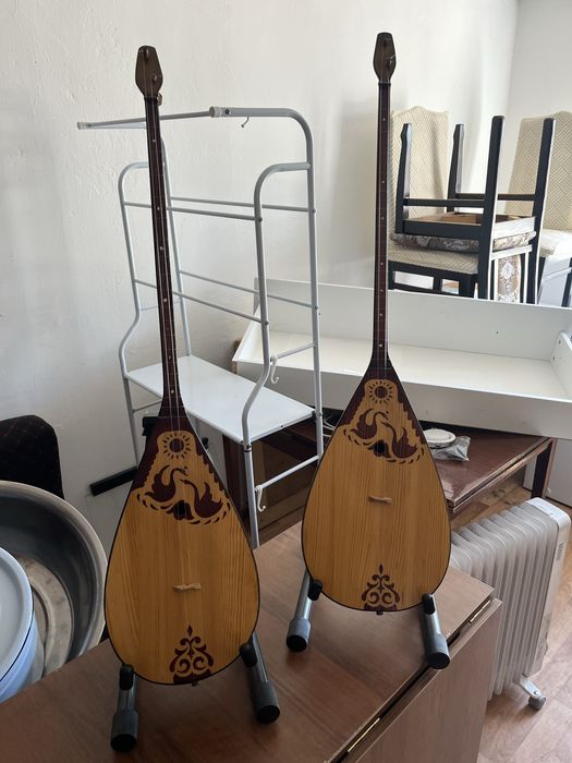 Музыкальный инструмент с подставкой