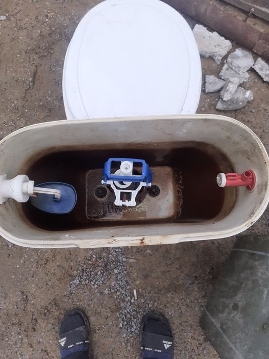 Унитаз в сборе  в хорошем состоянии