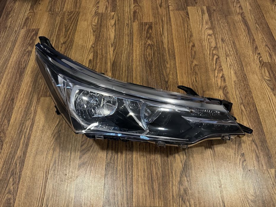 Правая Фара Toyota Corolla 180