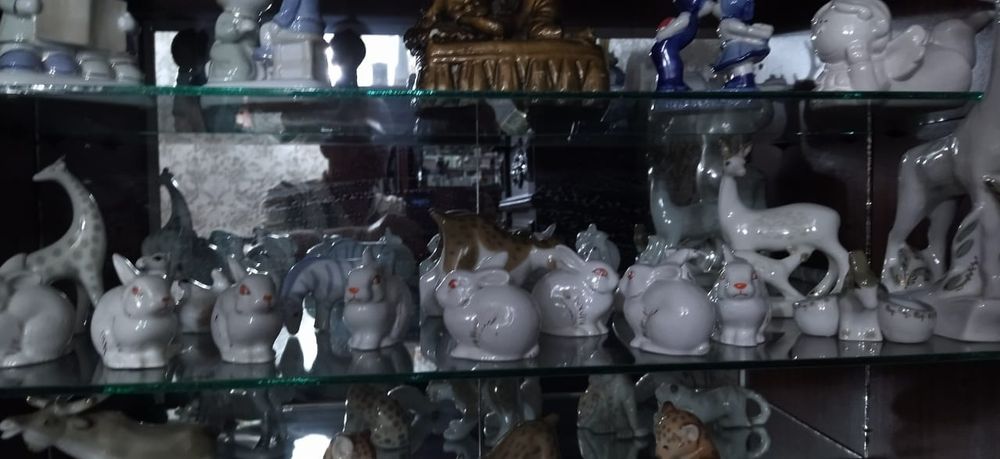 Статуэтки фарфоровые и др.
