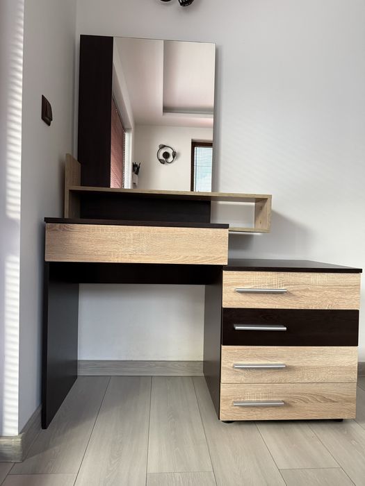 Тоалетка  с огледало