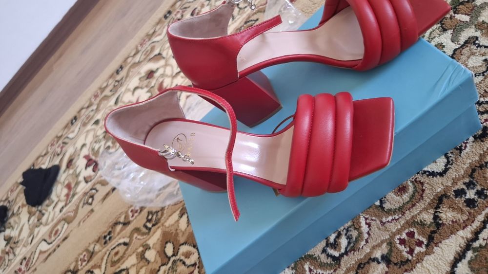 Летний кожнанная  туфли от фирмы  Baver 37 размер на каблуках