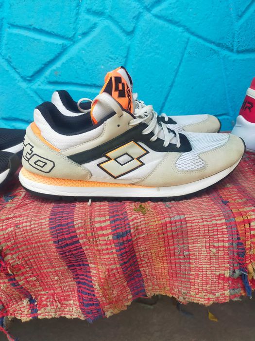 Adidasi noi si sh stare f. buna nr. 42.