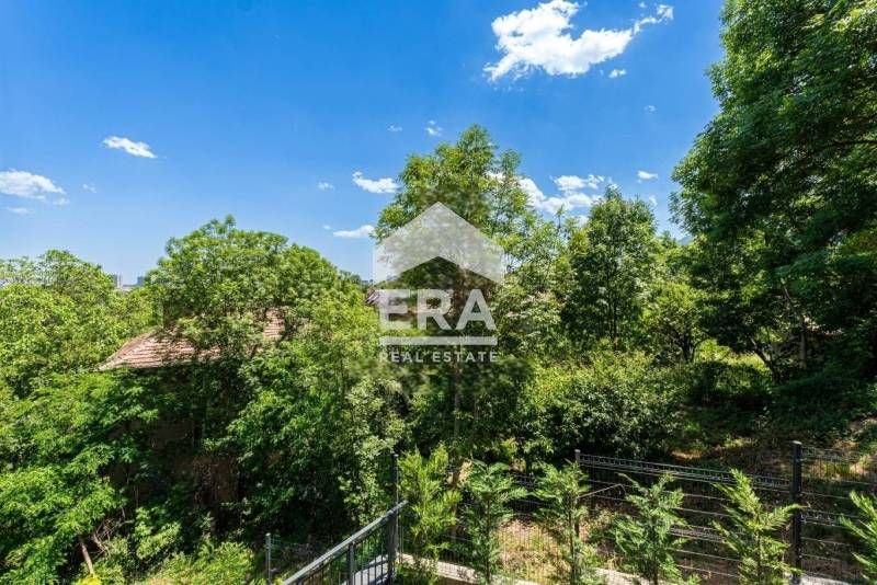 Прекрасен четиристаен апартамент с невероятни гледки към града и плани