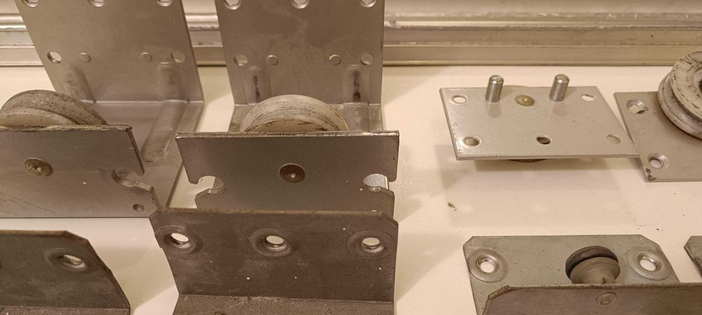 Механизъм за плъзгащи врати на гардероб