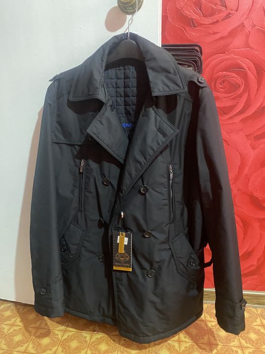 Новый, неношенный плащ