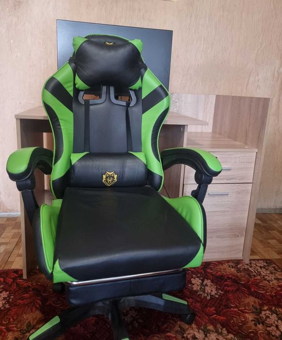Геймърски монитор, бюро , геймърски стол