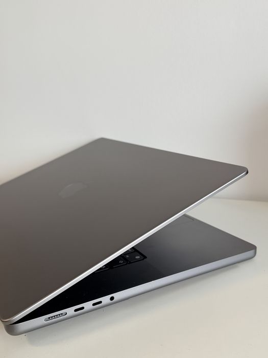 Vând MacBook Pro 16 inch (2021) M1 Max în stare bună.