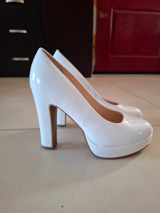 Официални бели токчета