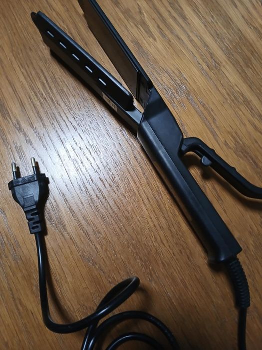 Електрически преси за коса всяка за по 10 евро