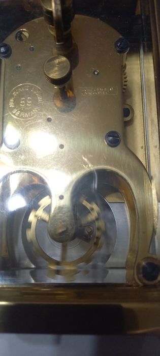 Часовник модел каретен но по съвременен.