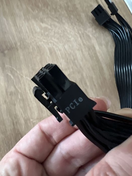 Sursă Corsair TX750M 750W 80+ Gold – Semi Modulară