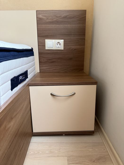 Продавам спалня с повдигащ механизъм и 2 бр. нощни шкафчета