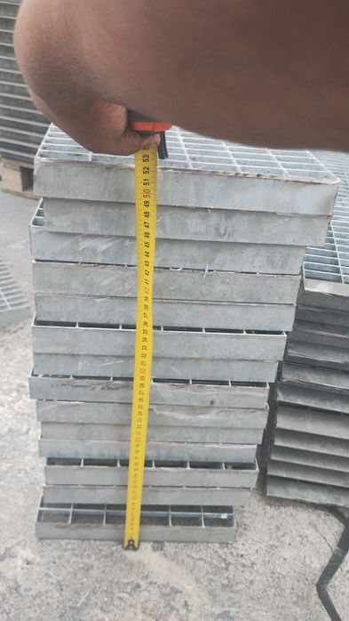 Grătare trepte zincate pentru scări metalice