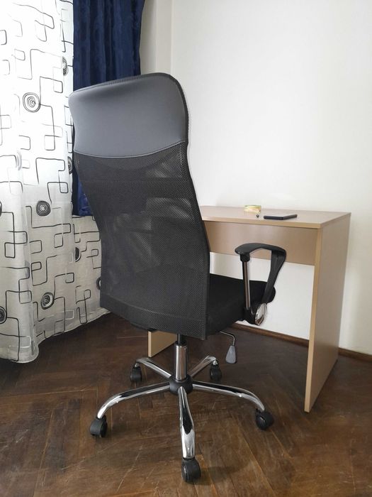 Scaun de birou ergonomic JYSK, mesh negru, cadru cromat, ca NOU  -  280 Lei