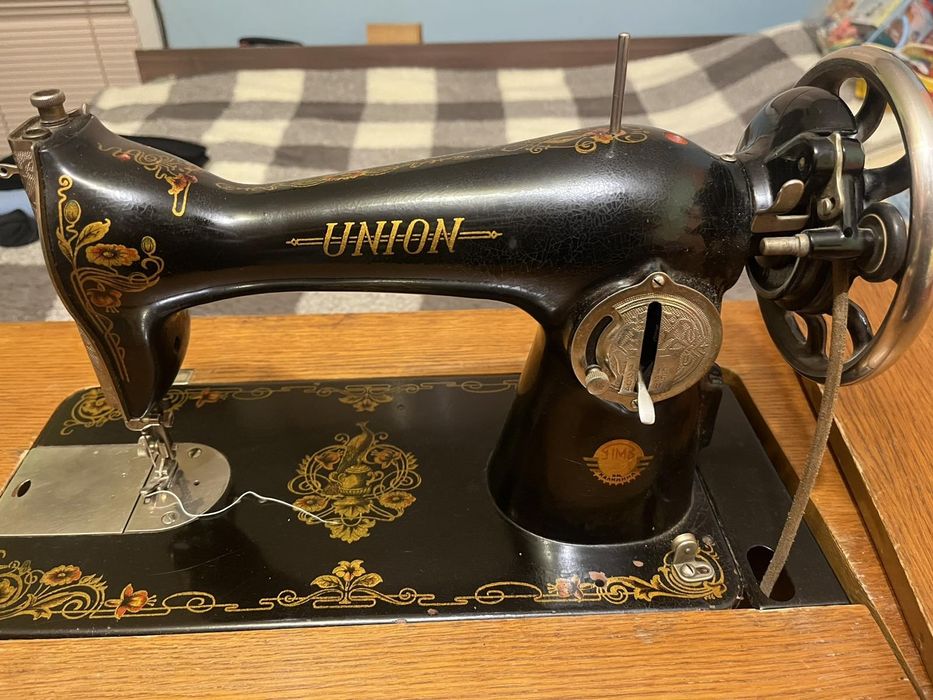Продавам работеща руска крачна шевна машина  UNION.
