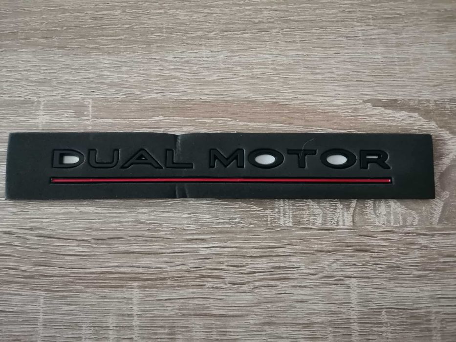 Tesla Dual Motor черен гланц с червено надпис