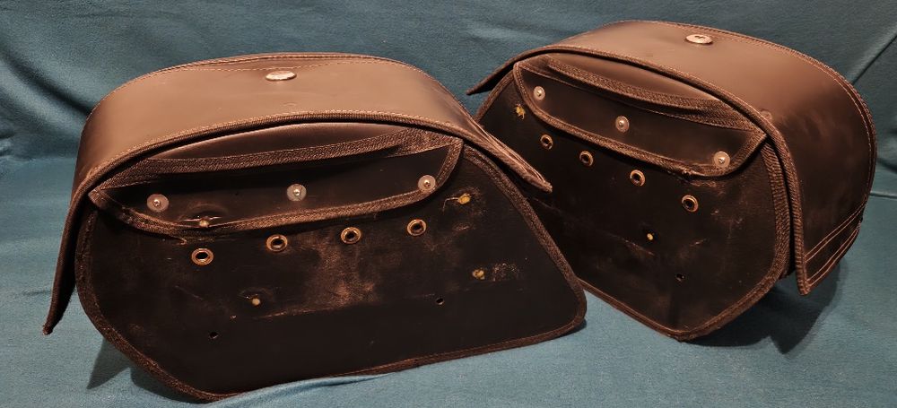 Vând Genți Moto de piele neagră, închidere cheie marca Viking